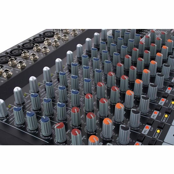 Мікшерний пульт з підсилювачем BEHRINGER PMP4000