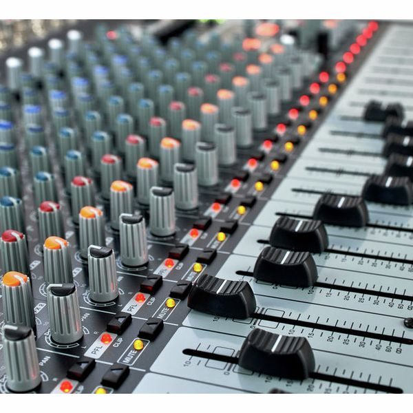 Мікшерний пульт з підсилювачем BEHRINGER PMP6000