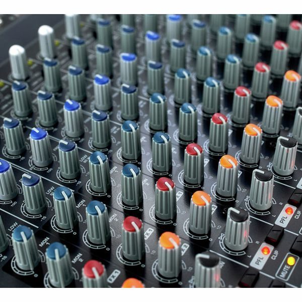 Мікшерний пульт з підсилювачем BEHRINGER PMP6000