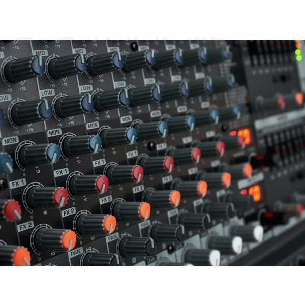 Мікшерний пульт з підсилювачем BEHRINGER PMP1680S