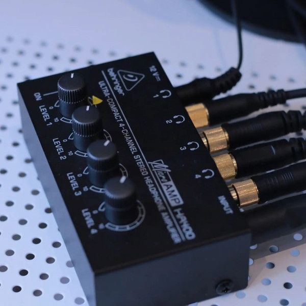 Підсилювач для навушників BEHRINGER HA400