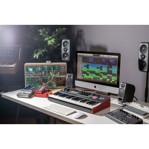 Синтезатор IK MULTIMEDIA UNO Synth Pro