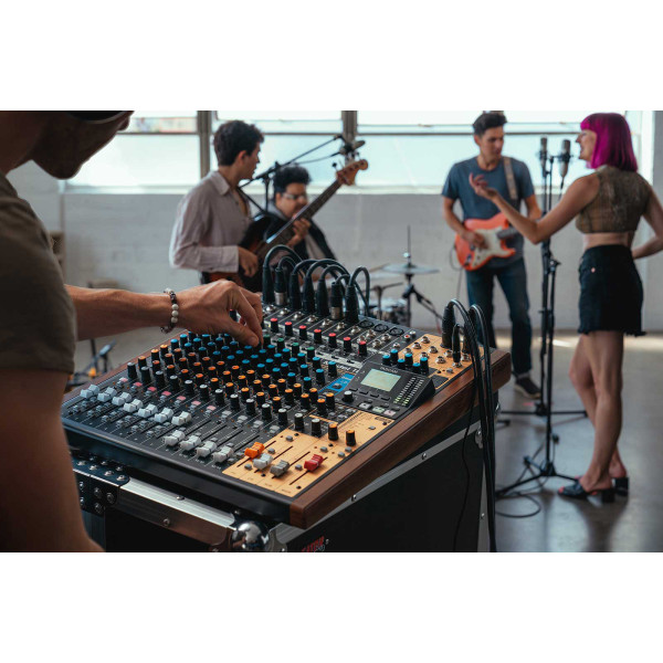 Мікшерний пульт TASCAM Model 16