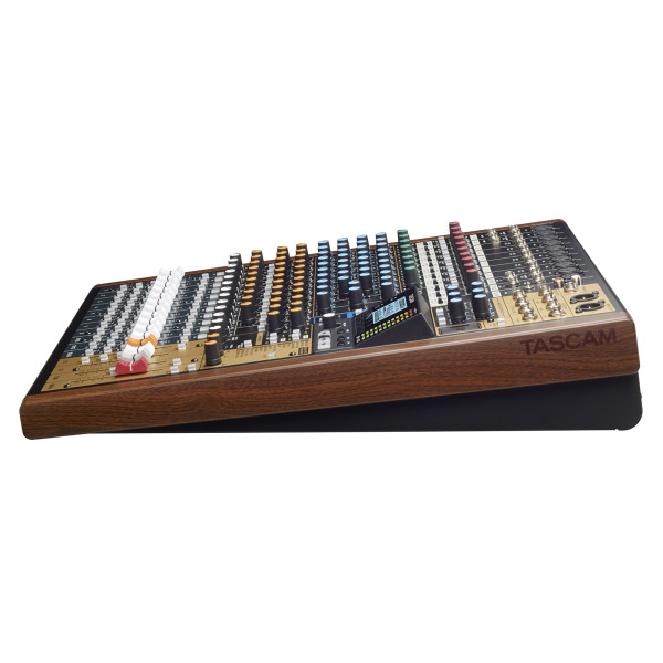 Мікшерний пульт TASCAM Model 16
